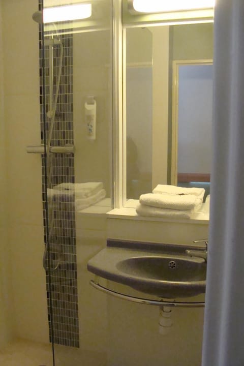 Shower, eco-friendly toiletries, towels