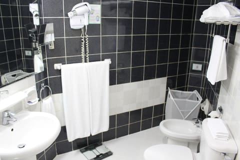 Junior Suite | Bathroom | Free toiletries, bidet, towels
