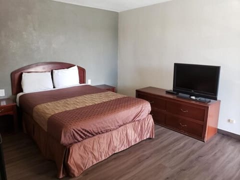 Standard Room, 1 Queen Bed | Desk, free WiFi, bed sheets