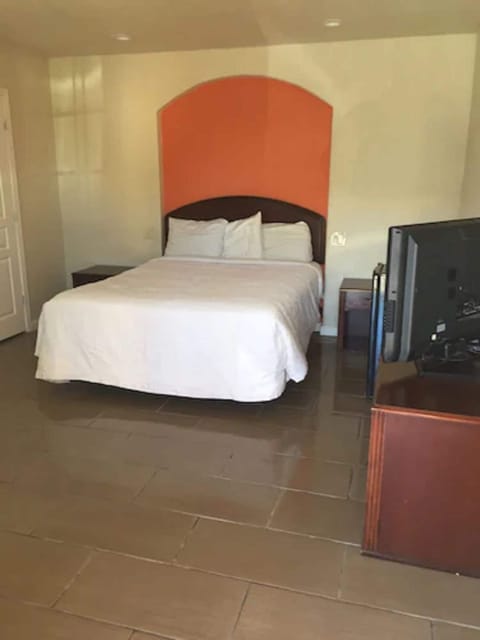 Standard Room, 1 Queen Bed | Desk, free WiFi, bed sheets