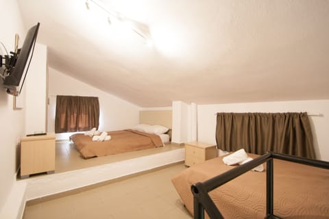 Sextuple Room (Split Level) | Soundproofing, iron/ironing board, free WiFi, bed sheets