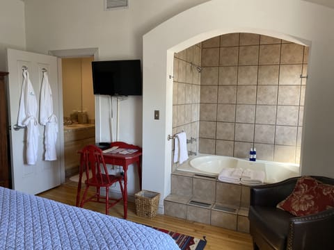 Deluxe Room, 1 King Bed, Courtyard View | Bathroom | Combined shower/tub, eco-friendly toiletries, hair dryer, bathrobes