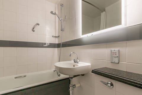 Combined shower/tub, free toiletries, hair dryer, towels