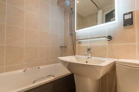 Combined shower/tub, free toiletries, hair dryer, towels