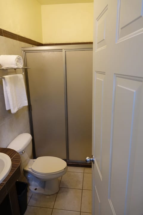 Ejecutiva C, Non Smoking | Bathroom | Shower, free toiletries, towels, soap