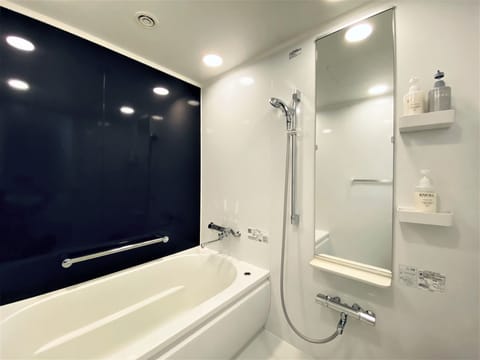 Triple Room, Non Smoking | Bathroom | Free toiletries, hair dryer, slippers, bidet