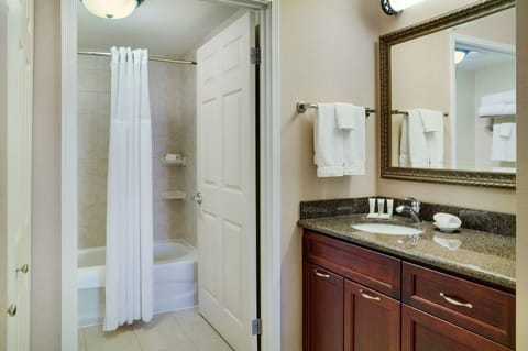 Combined shower/tub, hair dryer, towels