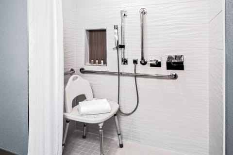 Room, 1 King Bed | Bathroom | Combined shower/tub, designer toiletries, hair dryer, towels