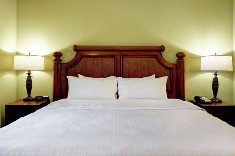 Premium bedding, in-room safe, desk, laptop workspace