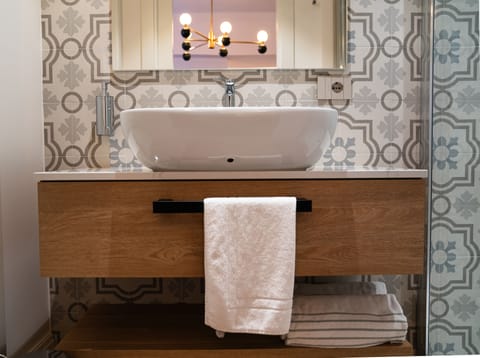 Exclusive Suite | Bathroom | Free toiletries, hair dryer, bidet, towels