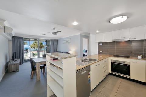 Apartment, 2 Bedrooms, Ocean View | Private kitchen | Fridge, microwave, stovetop, dishwasher