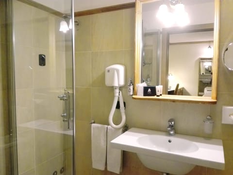 Shower, free toiletries, hair dryer, bidet