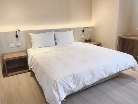 Basic Double Room, 1 King Bed | Free WiFi, bed sheets