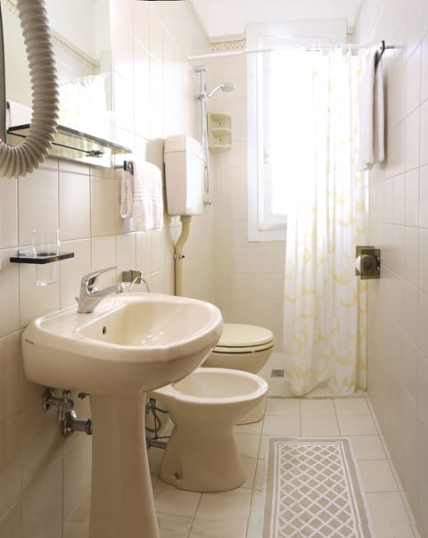 Shower, free toiletries, hair dryer, bidet