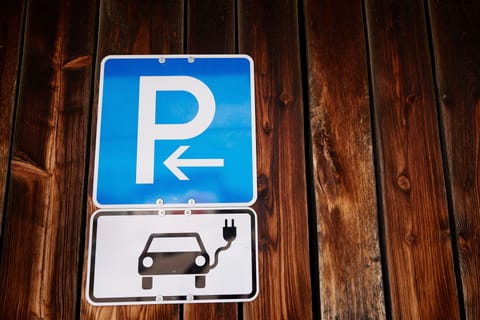 Electric vehicle charging station