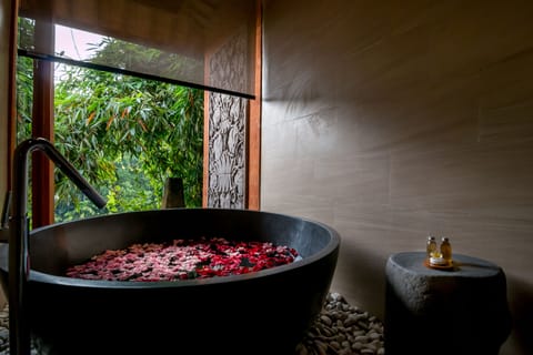 Honeymoon Suite | Deep soaking bathtub