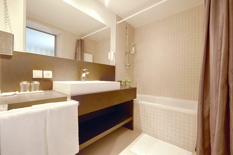 Deluxe Double Room | Bathroom | Free toiletries, hair dryer, towels