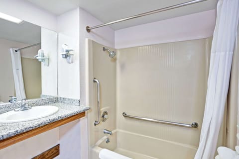 Combined shower/tub, hair dryer, towels