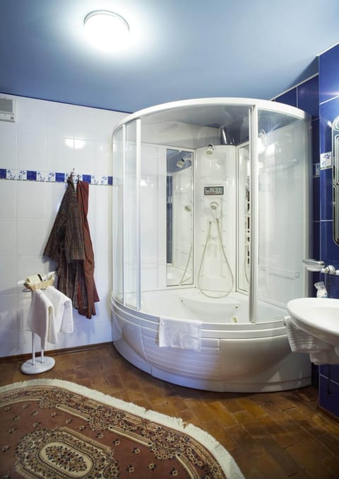 Combined shower/tub, free toiletries, hair dryer, bidet