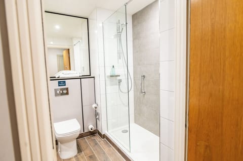 Room, 1 Double Bed, Accessible | Bathroom | Combined shower/tub, free toiletries, hair dryer, towels