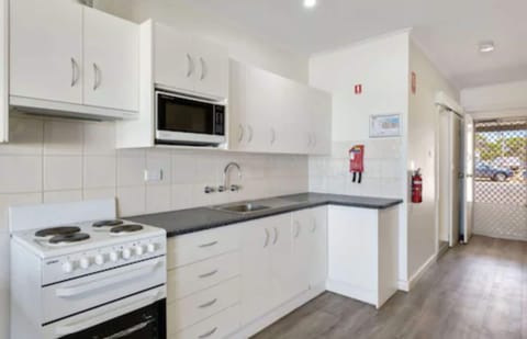 Superior Studio Beachfront - Sleeps 4 | Private kitchen | Fridge, microwave, stovetop, electric kettle