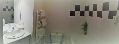 Combined shower/tub, hair dryer, towels