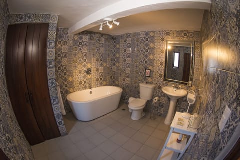 Standard Room | Bathroom | Combined shower/tub, hair dryer, towels