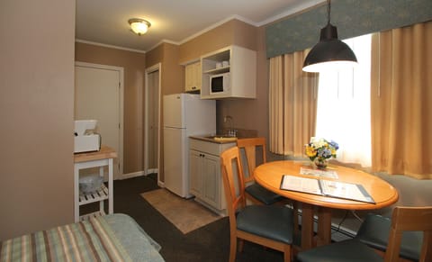 Studio, 2 Double Beds | In-room dining