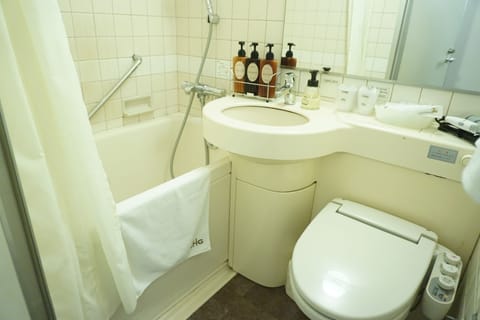 Combined shower/tub, free toiletries, hair dryer, slippers