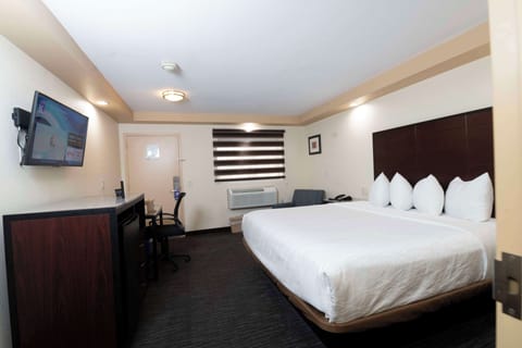 Deluxe Room, 1 King Bed, Non Smoking | Desk, iron/ironing board, free WiFi, bed sheets