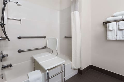 Room, Accessible | Bathroom | Combined shower/tub, free toiletries, hair dryer, towels