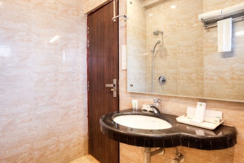 Deluxe Room | Bathroom | Shower, free toiletries, towels, soap