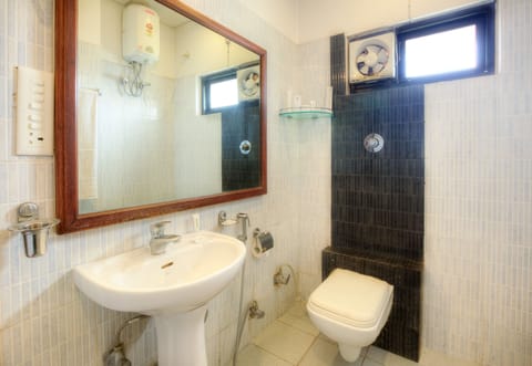 Standard Room | Bathroom | Shower, free toiletries, towels, soap