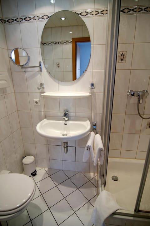 Double Room | Bathroom | Shower, hair dryer, towels