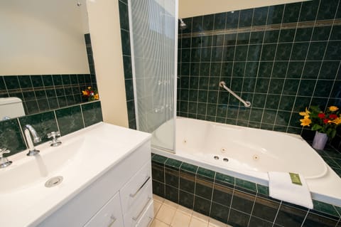 Standard Room, 1 King Bed | Bathroom | Free toiletries, hair dryer, towels, soap