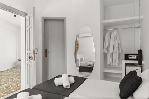 Promo Room | In-room safe, desk, soundproofing, iron/ironing board