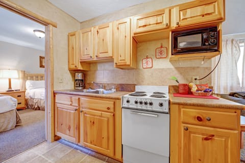 Cabin, Ensuite (with Full kitchen) | Private kitchen | Fridge, microwave, coffee/tea maker