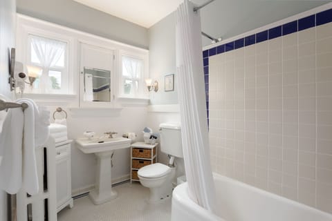 Anchor Room-King | Bathroom | Bathtub, hair dryer, towels