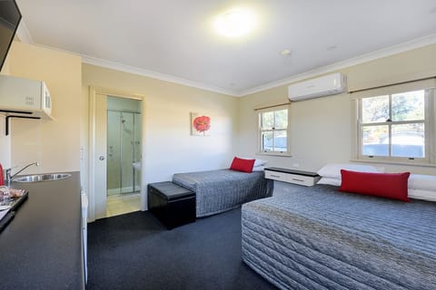 Triple Room | Free WiFi, bed sheets