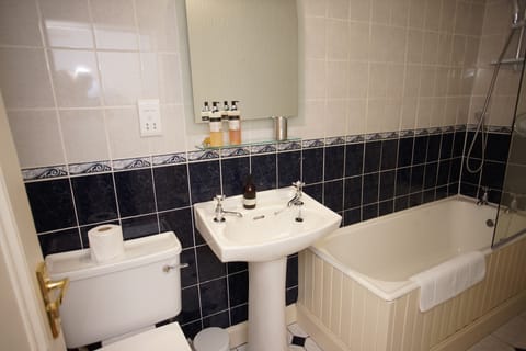 Single Room, Private Bathroom | Bathroom | Shower, free toiletries, hair dryer, towels