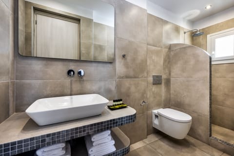 Apartment, 2 Bedrooms | Bathroom | Shower, hair dryer, towels