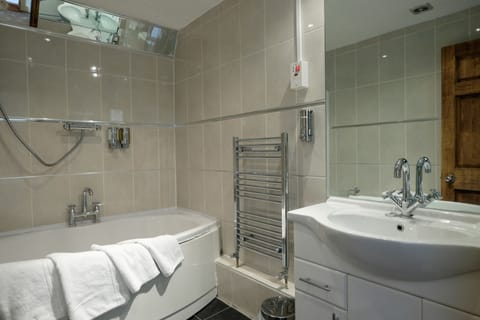 Premier Double Room | Bathroom | Hair dryer, towels