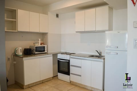 Deluxe Apartment | Private kitchen | Fridge, microwave, stovetop, coffee/tea maker