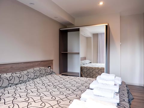 Family Suite | Premium bedding, desk, soundproofing, free WiFi