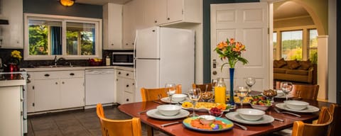 Signature Suite, 3 Bedrooms, 2 Bathrooms, Ground Floor | In-room dining