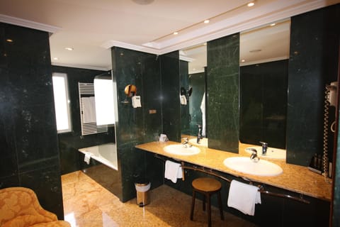 Standard Room | Bathroom | Combined shower/tub, free toiletries, hair dryer, bidet