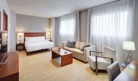 Junior Suite | Minibar, in-room safe, soundproofing, free WiFi