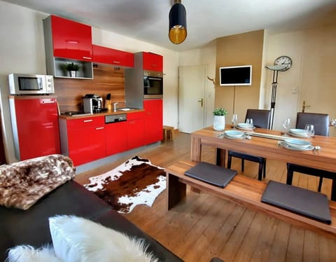 Classic Apartment, 1 Bedroom, Balcony, Mountain View (incl. cleaning fee 80 EUR) | Private kitchenette | Fridge, microwave, oven, stovetop