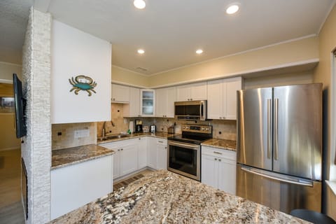 Premium Condo, 1 Queen Bed, Resort View | Private kitchen | Fridge, microwave, oven, stovetop