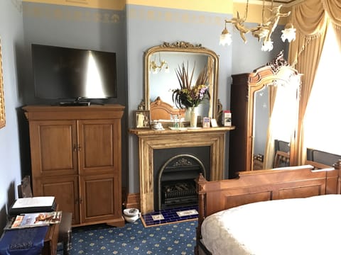 Double Room (Upstairs Victorian King Room - Blue) | In-room safe, iron/ironing board, free WiFi, bed sheets